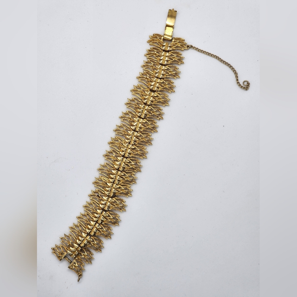 Vintage Coro Pegasus Gold Tone Bracelet with Safety Chain Size 6.5